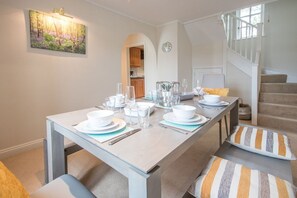 Dining - Windrush Lake 88, Waterside (SOUTH CERNEY)