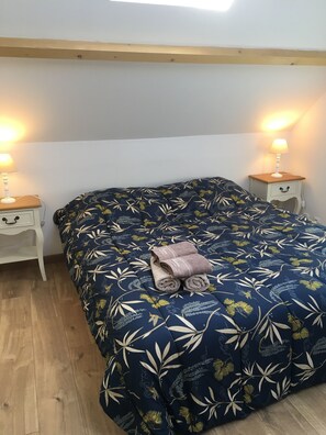 2 عدّة غرف نوم وسرير سفر وواي فاي