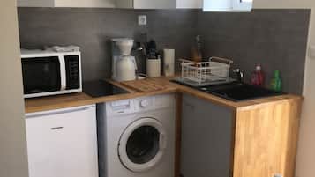 Een koelkast, een microgolfoven, een oven, een kookplaat
