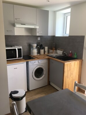 ثلاجة، ميكروويف، فرن، موقد طهي مسطح