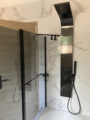 Ensemble douche/baignoire, sĂšche-cheveux, serviettes fournies, savon