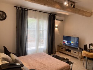 2 Schlafzimmer, Zimmersafe, Schreibtisch, Bügeleisen/Bügelbrett