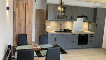 Een koelkast, een microgolfoven, een oven, een kookplaat