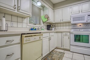 Refrigerador, microondas, parrilla de estufa y lavavajillas 