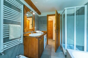 Familie appartement, meerdere slaapkamers (Miramonti 21 Ski In - Ski Out) | Badkamer | Een aparte badkuip en douche, een haardroger, een bidet, handdoeken