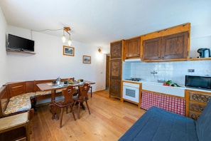 Appartement familial, plusieurs chambres (Miramonti 21 Ski In - Ski Out) | Cuisine privée | Réfrigérateur, four à micro-ondes, cafetière-théière, grille-pain