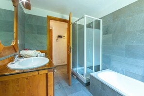 Familie appartement, meerdere slaapkamers (Miramonti 21 Ski In - Ski Out) | Badkamer | Een aparte badkuip en douche, een haardroger, een bidet, handdoeken