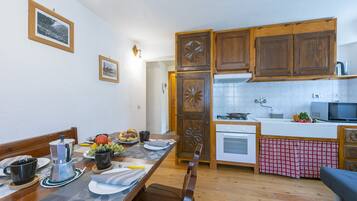 Family Apartment, 1 Bedroom (Miramonti 21 Ski In - Ski Out) | Dapur peribadi | Peti sejuk, ketuhar gelombang mikro, pembancuh kopi/teh, pembakar roti