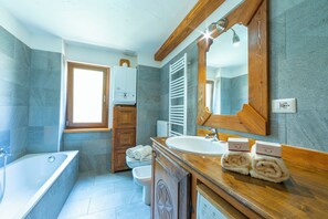 Departamento familiar, 1 habitación (Miramonti 21 Ski In - Ski Out) | Baño | Tina y regadera independientes, secadora de cabello, bidet, toallas 