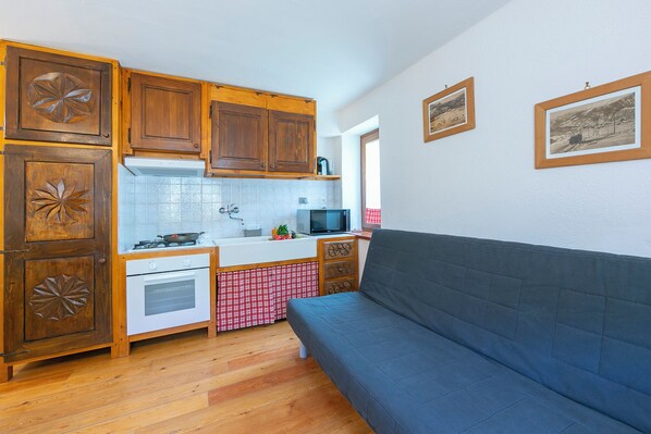 Departamento familiar, 1 habitación (Miramonti 21 Ski In - Ski Out) | Sala de estar | Televisión 