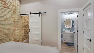 2 habitaciones, tabla de planchar con plancha, wifi y ropa de cama