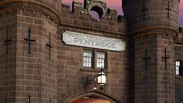 Un edificio histórico con un letrero que dice "Penal Establishment Pentridge" y una torre del reloj.