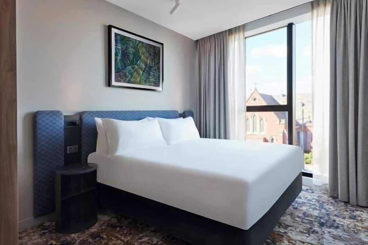 Ropa de cama de alta calidad, minibar, caja fuerte y cortinas opacas