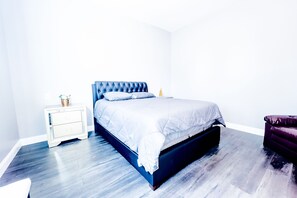 Premium House | 6 bedrooms, soundproofing, free WiFi, bed sheets - The Griffon House (Niagara Falls)