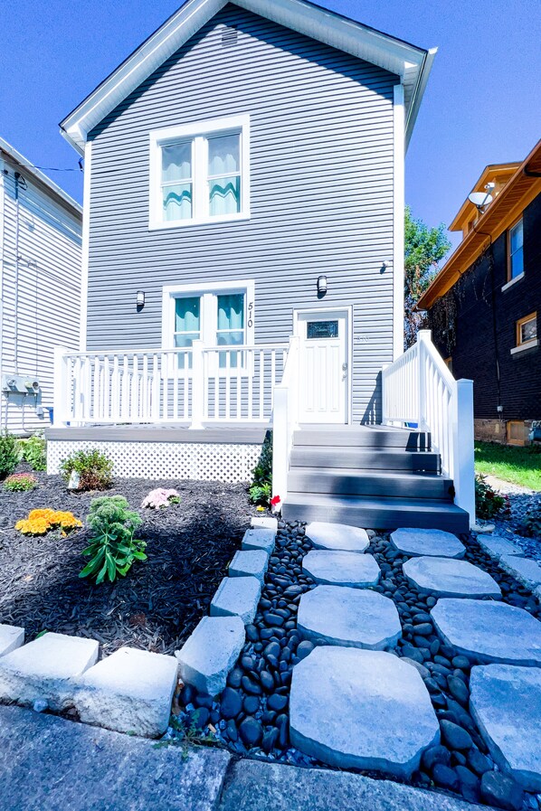 Exterior - The Griffon House (Niagara Falls)