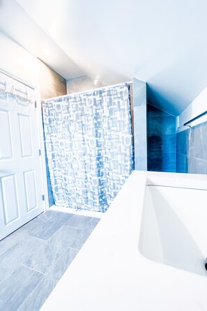 Bathroom - The Griffon House (Niagara Falls)
