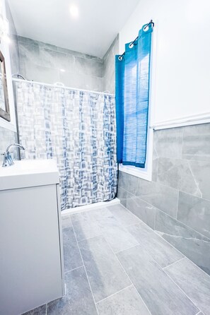 Premium House | Bathroom | Shower, free toiletries, towels, soap - The Griffon House (Niagara Falls)
