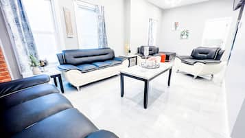Casa Premium | Área de sala de estar | Televisión LCD de 52 pulgadas con canales vía satélite y televisión