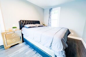 Premium House | 6 bedrooms, soundproofing, free WiFi, bed sheets - The Griffon House (Niagara Falls)