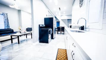 Premium House | Private kitchen | Fridge, microwave, oven, coffee/tea maker