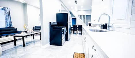 Premium House | Private kitchen | Fridge, microwave, oven, coffee/tea maker