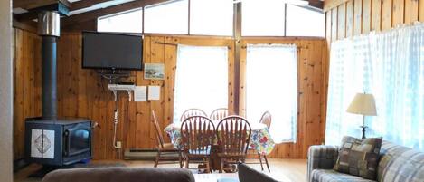 電視、壁爐、DVD 播放機、乒乓球設施