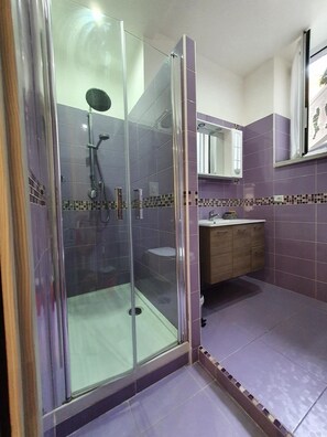 Sèche-cheveux, serviettes fournies