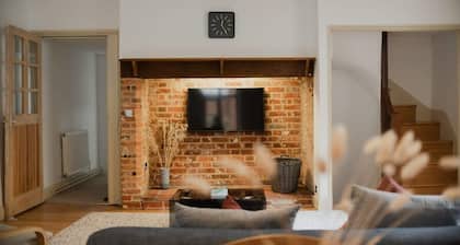 Spacious Grade II Listed Flint Cottage Sleeps 2