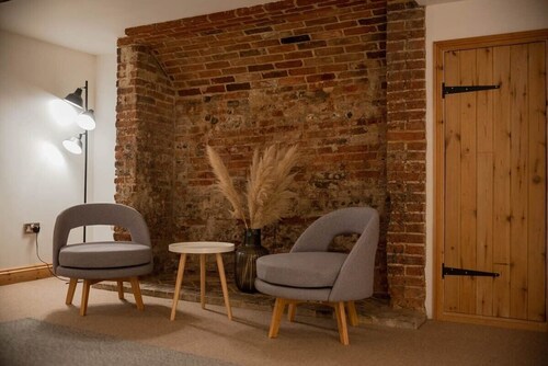 Spacious Grade II Listed Flint Cottage Sleeps 2