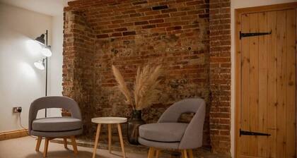 Spacious Grade II Listed Flint Cottage Sleeps 2