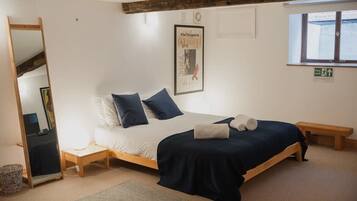 1 bedroom, desk, iron/ironing board, WiFi