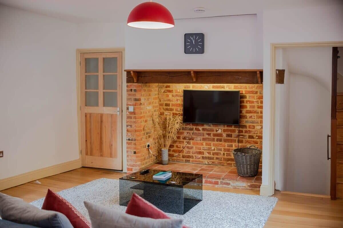 Televisión y oficina 