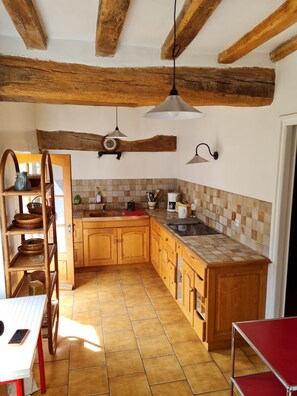 Réfrigérateur, micro-ondes, plaque de cuisson, cafetière/bouilloire