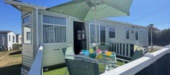 Pevensey Bay Chalet - Beach, Pool & Pet-friendly