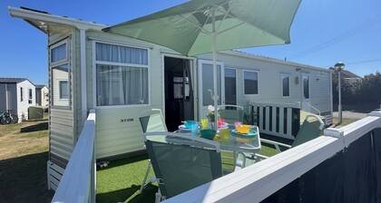 Pevensey Bay Chalet - Beach, Pool & Pet-friendly