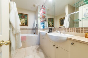 Ensemble baignoire-douche, séchoir à cheveux, serviettes fournies