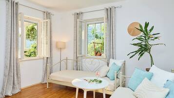 3 dormitorios, tabla de planchar con plancha, ropa de cama