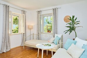 3 bedrooms, iron/ironing board, bed sheets