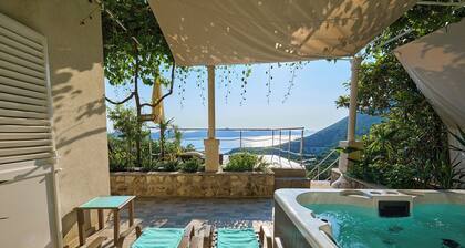 House Lilla with Private Hot Tub