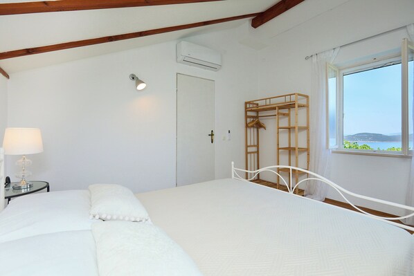 3 habitaciones, tabla de planchar con plancha y ropa de cama