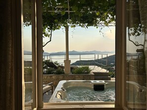 A hot tub with a view of a lake and mountains. - House Lilla with Private Hot Tub (Brsecine)
