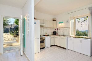 Fridge, oven, stovetop, dishwasher