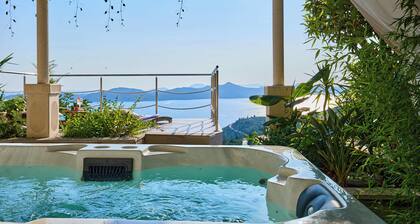 House Lilla with Private Hot Tub