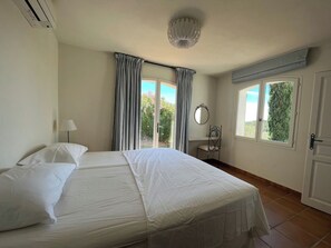 4 bedrooms, iron/ironing board, WiFi, bed sheets - Prestigious villa, swimming pool and breathtaking view (Ollioules)