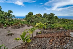 Property grounds - HALE LIO KAI: GORGEOUS HOME WITH POOL, HOT TUB & STUNNING OCEAN/SUNSET VIEWS (Kailua Kona)