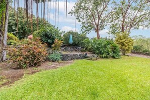 Property grounds - Kona Mansions#309 Top Floor,Beautiful, AC, Located in Heart of Town (Kailua Kona)