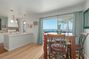 Dining - Kona Mansions#309 Top Floor,Beautiful, AC, Located in Heart of Town (Kailua Kona)