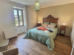 2 bedrooms, iron/ironing board, travel cot, free WiFi