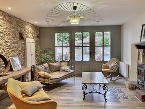 TV, caminetto, lettore DVD, libri