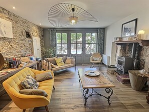 Fernseher, Kamin, DVD-Player, Bücher
